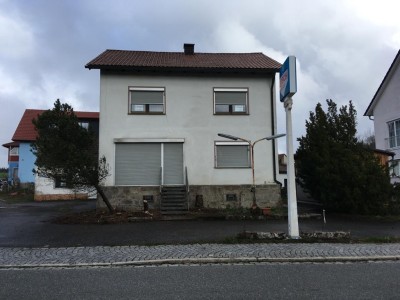 1-2 Familienhaus mit Werkstattgebäude, Garage und Carport