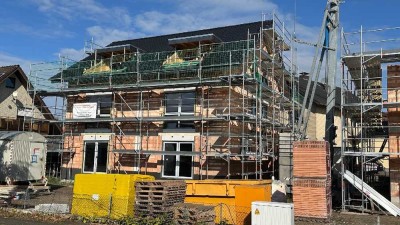 Das Dach ist drauf ! Doppelhaushälfte in Schlangen