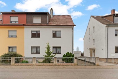 Familienfreundliches Dreifamilienhaus mit Garten und Garage am Feldrand