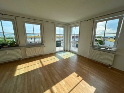 Helle, schwellenfreie 3,5-Zimmer-Wohnung mit Aufzug, moderner Küche und Balkon ins Grüne