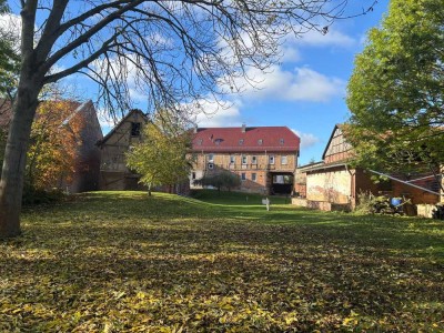 Vollständig vermietet:  2018 entkerntes, grundsaniertes MFH als Teil eines historischen Gutshofs