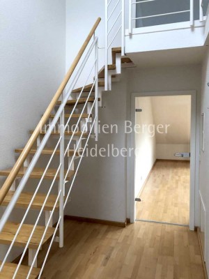 Nähe Schlosspark: Attraktive Maisonette mit 2 Zimmern + Dachstudio, 2 Balkone, 2 TG-Stellplätze!