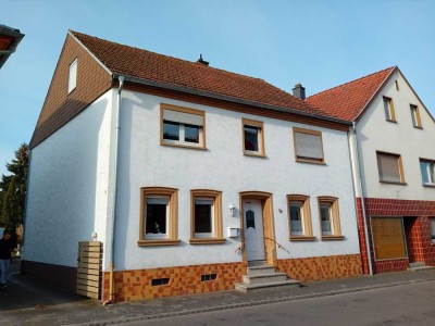 Mackenbach: Großzügiges Einfamilienhaus mit weitläufigem Grundstück und Garage in zentraler Lage