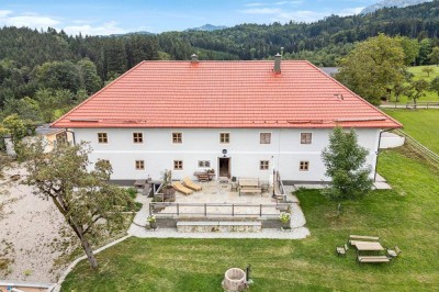 PANORAMABLICK ZUM VERLIEBEN!Traditioneller Vierkanthof in Premium-Alleinlage - Nähe Gmunden!