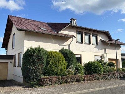 Großzügiges Wohnhaus mit 2 Garagen  in ruhiger Wohnlage von Privat