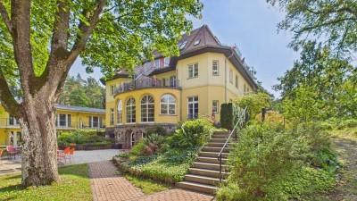 Seegrundstück: Skandinavische Klarheit im historischen Villenensemble