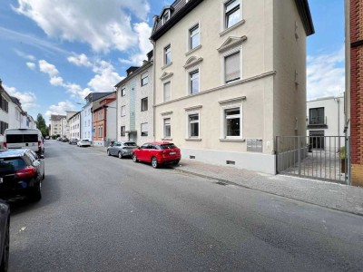 charmante 3 Zimmer-Altbau-Hochpaterre-Wohnung mit Balkon, EBK, TGL-Bad und Parkett