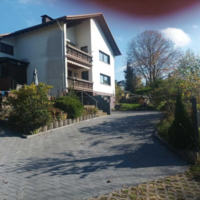 6-Zimmer-Obergeschosswohnung mit Balkon und Einbauküche 2 Zimmer liegen in der Mansarde