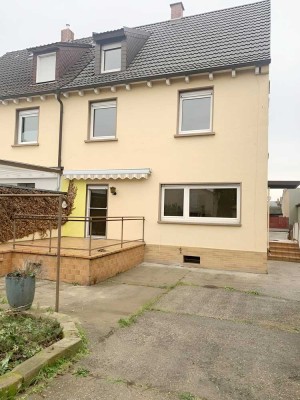 Reduzierte Doppelhaushälfte in Reilingen: Ideal für Kreative