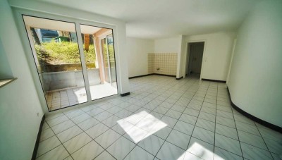 Kapitalanleger aufgepasst! Renovierte 2-Zimmer Souterrain Wohnung mit Terrasse & Außenstellplatz