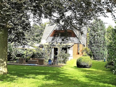 **REDUZIERTER PREIS**
Parkgrundstück--Südlage--großer 60er Jahre Rotklinker--Garage und Gartenhaus