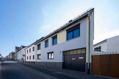 *NEU* WG-ZIMMER IN TOP-GEPFLEGTEM MEHRFAMILIENHAUS IN UNINAHER LAGE!