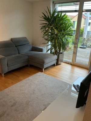 Neuwertige Wohnung mit zwei Zimmern sowie Balkon und EBK in Bad