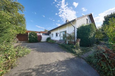 Großzügiges Einfamilienhaus mit Schwimmbad und großem Garten