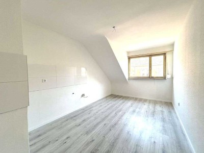 Frisch Sanierte 2-Zimmer DG Wohnung im Herzen von Ludwigshafen !