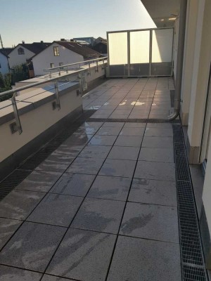 helle und ruhige 3,5-Zimmer-Dachgeschosswohnung mit Dachterrasse und Tiefgarage