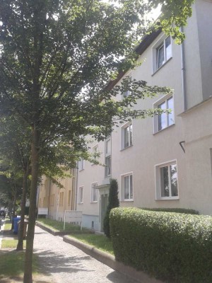 3-Raum-Wohnung mit Balkon, Tageslichtbad mit Wanne und Dusche im gepflegten 6-Familienwohnhaus