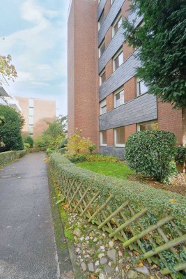Grün vor der Tür, den Kölner Dom im Blick – 4 Zimmer mit Terrasse in Sinthern