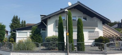 „Renovierte Wohlfühloase in Feldnähe": Große 3-Zimmerwohnung mit Balkon