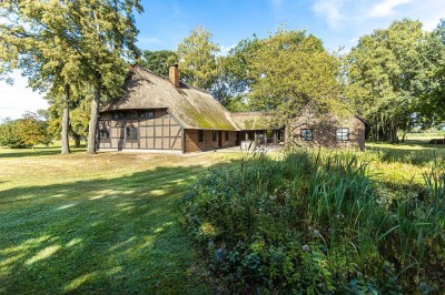 Historisches Reetdach gedecktes Haus in der Nähe des Dümmer Sees