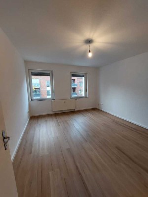 Große Dachterrasse und 2 Bäder! Renovierte 3 Zimmerwohnung!