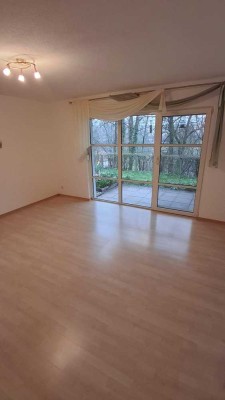 Helle 2-Raum Wohnungen mit Einbauküche, Terrasse und Stellplatz