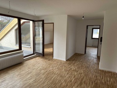 Frisch renovierte 4-Zimmer-DG-Wohnung (91m²) mit Hobbyraum & Garage