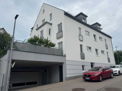 Zentrumsnahe, renovierte 3-Zi-Whg mit Balkon & 2 TG-Stellplätzen