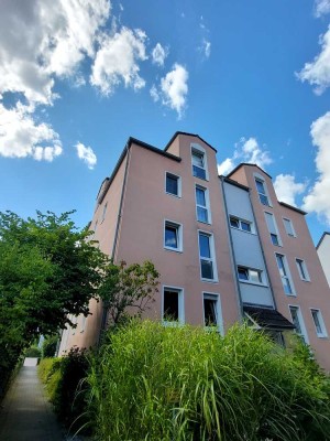 Wohnen im Grünen -  helle 2,5-Zimmer Dachgeschosswohnung mit großer Terrasse