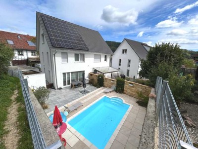 Neuwertige Doppelhaushälfte mit Traumgarten und beheiztem Pool.