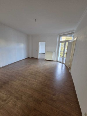 geräumige 3-Raum-Wohnung mit großem Balkon, Wannenbad und Einbauküche