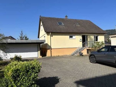 Älteres Einfamilienhaus (Fertighaus) mit großem Grundstück