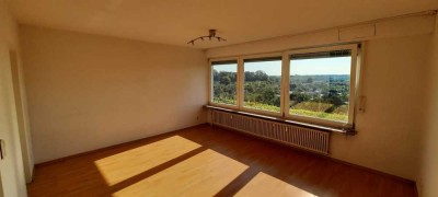 ruhige 2,5-Zimmer Dachgeschosswohnung mit tollem Weitblick direkt am F-Grüngürtel