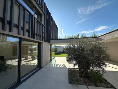 Architektur trifft See – luxuriöses Refugium mit Atrium und privatem Seezugang