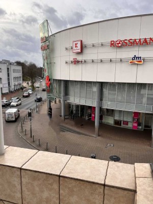 Wohnen direkt gegenüber dem Allee Center. 3,5 Raum Wohnung mit Balkon. Komplett renoviert.