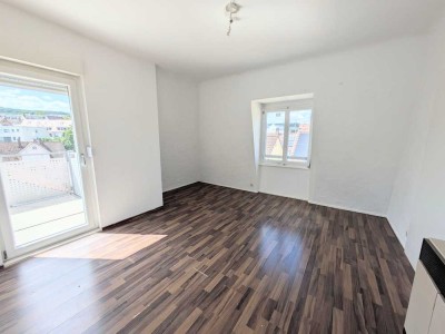 Selber den Pinsel schwingen! Einfache, kleine 3-Zimmer-Altbauwohnung mit schönem Balkon in Botnang