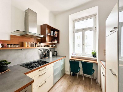 Großzügige 2 Zimmer Altbau Wohnung, ideal für Singles oder Paare