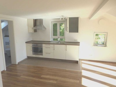 Für Singles! TOP-attraktive 2-Zimmer-DG-Wohnung in zentraler Lage mit Balkon!