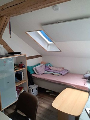 schöne, renovierte 3-Zimmer Dachgeschosswohnung