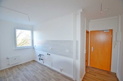 offene Küche! neu sanierte 3-Raum-Wohnung mit Aufzug, Badewanne und PKW-Stellplatz!Bezug ab 28.11.24