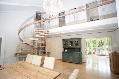 Klassisch-elegante Familienvilla mit Apartment, Indoor-Pool und Sauna