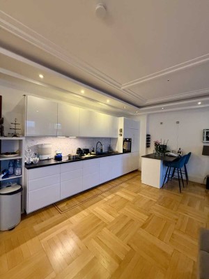 Luxuriös möblierte 2,5-Zimmer Wohnung mit Jacuzzi, Sauna & Balkon direkt am Schloss Charlottenburg