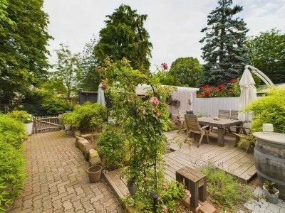 Wohnen wie im Haus - Hochwertige 4 Zi. Wohnung mit Garten und Garage