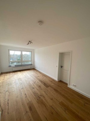 *PROVISIONSFREI* WUNDERSCHÖNE 2-ZIMMER-WOHNUNG MIT ECHTHOLZPARKETT UND BALKON IN TOLLER LAGE
