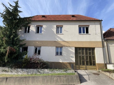 GROSSZÜGIGES ANWESEN MIT WOHNHAUS -- WUNDERSCHÖNER INNENHOF UND GROSSER GARTEN -- 1.315 m²!