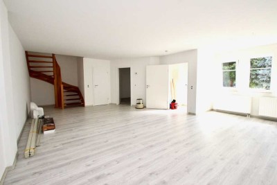 Ab sofort - 3-Raum-Wohnung - Maisonette - neu saniert l Balkon, Badewanne, Gäste-WC, Laminat
