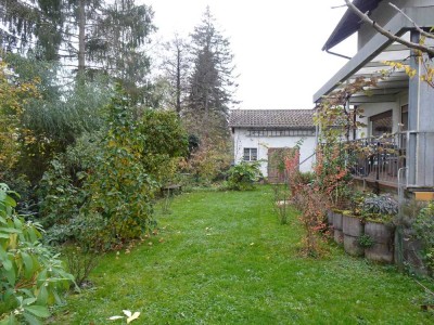 Freistehendes Einfamilienhaus in idyllischer Lage mit wunderschönem Garten und 2 Garagen