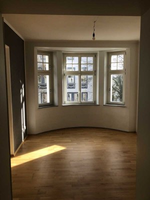 Altbau: Altbau: Stilvoll, lichtdurchflutete mit Balkon im Herzen Velberts
