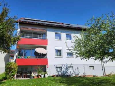 Schöne 3,5-Zimmer Wohnung im Dachgeschoss mit PV-Strom, Einbauküche & Gartenmitbenutzung