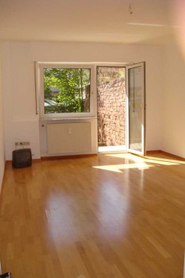 Verfügbar nach Vereinbarung - 2-Zimmer-Hochparterre-Wohnung mit Balkon und EBK